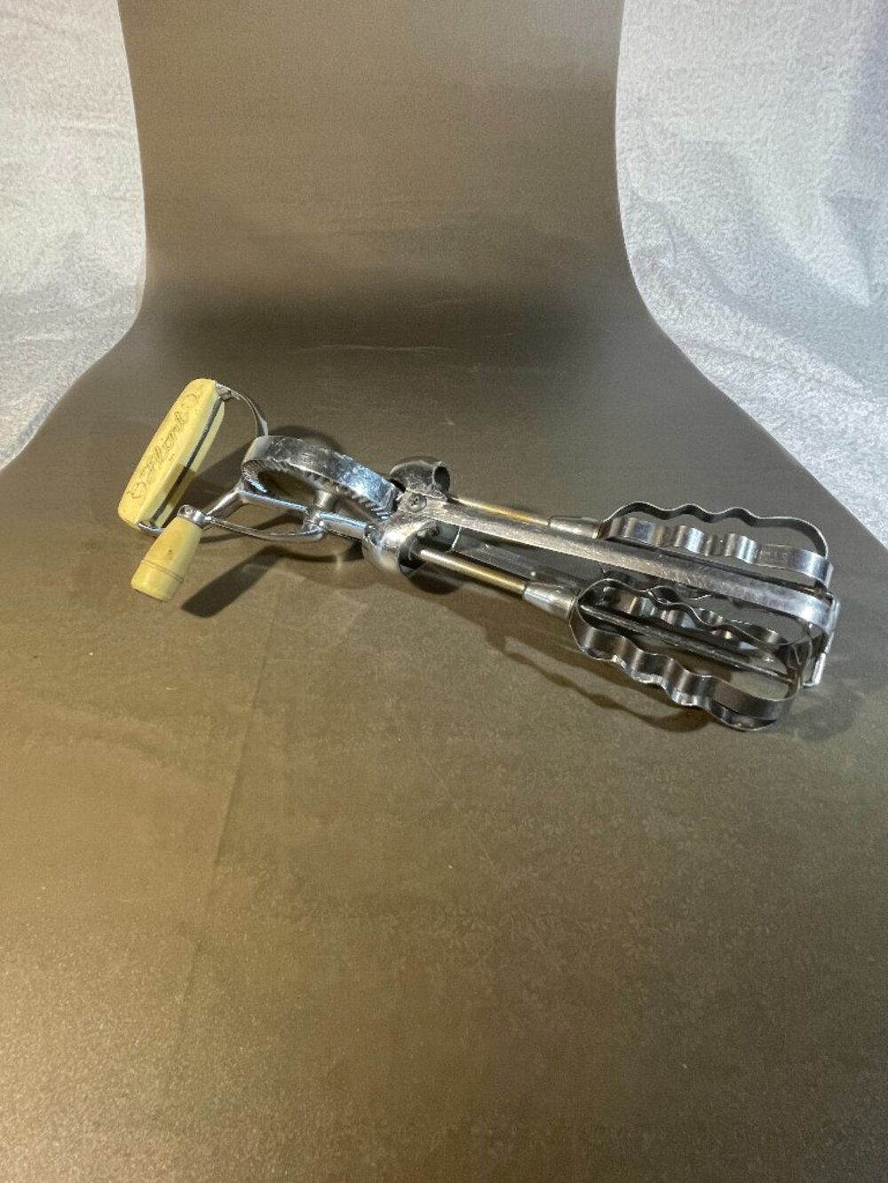 Vintage Flint Hand Crank Egg Beater White Handle. Mid-Century (830)